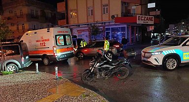 Otomobil ile motosikletin çarpışma anı kamerada: 1 yaralı