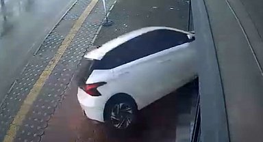 Otomobil iş yerinin vitrininden içeri girdi