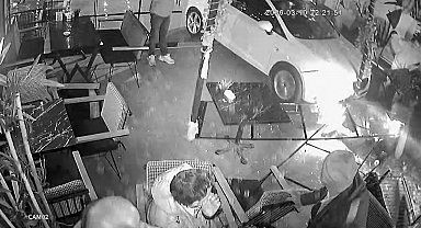 Otomobil kafeye daldı: 2 yaralı