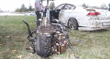 Otomobil kavşakta devrildi: Ortalık savaş alanına döndü