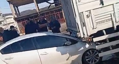 Otomobil kırmızı ışıkta bekleyen tıra çarptı, sürücü yaralandı