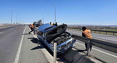 Otomobil refüje çarptı, araçta sıkışan sürücüyü itfaiye kurtardı