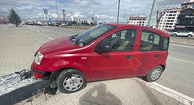 Otomobil refüje çıktı, sürücü kazayı yara almadan atlattı