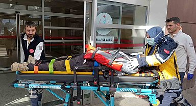 Otomobil reklam direğine çarptı:3 yaralı