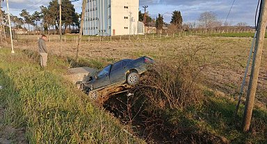 Otomobil su kanalına düştü, sürücü yaralandı