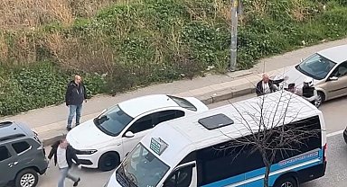 Otomobil sürücüsü motosikletliye copla saldırdı