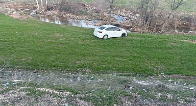 Otomobil tarlaya yuvarlandı: 2 yaralı