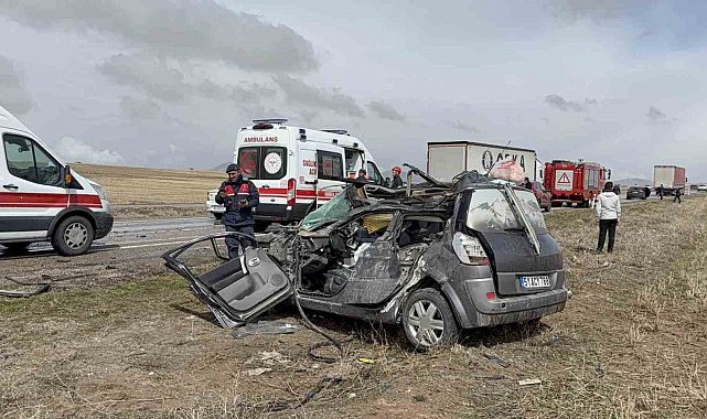 Otomobil tıra arkadan çarptı: 1 ölü, 3 yaralı