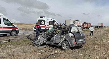 Otomobil tıra arkadan çarptı: 1 ölü, 3 yaralı