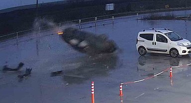 Otomobilin 60 metre boyunca defalarca takla attığı kaza kamerada