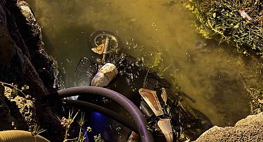 Otomobilin çarptığı elektrikli bisiklet kanala düştü: 1 ölü, 1 yaralı