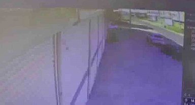 Otomobilin park halindeki aracı biçtiği kaza güvenlik kamerasında