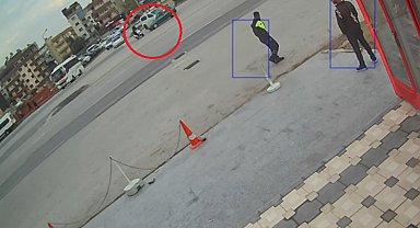 Otomobille çarpışan motosikletli havada takla attı