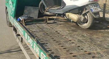 Otomobille çarpışan motosikletli kurye yaralandı