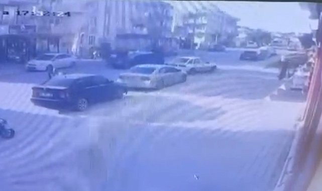 Otomobille çarpışan motosikletteki 2 kişi metrelerce savruldu: 3 yaralı