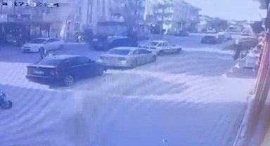 Otomobille çarpışan motosikletteki 2 kişi metrelerce savruldu: 3 yaralı