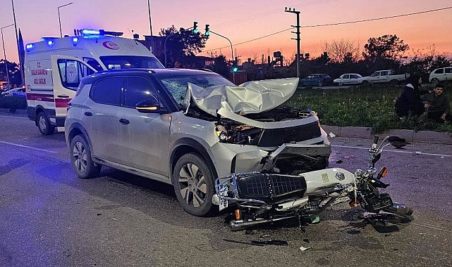Otomobille çarpışan motosikletteki 2 kişi yaralandı