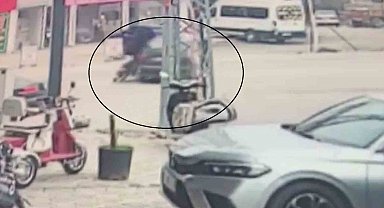Otomobille çarpışan motosikletteki 2 kişinin yere savrulduğu anlar kamerada