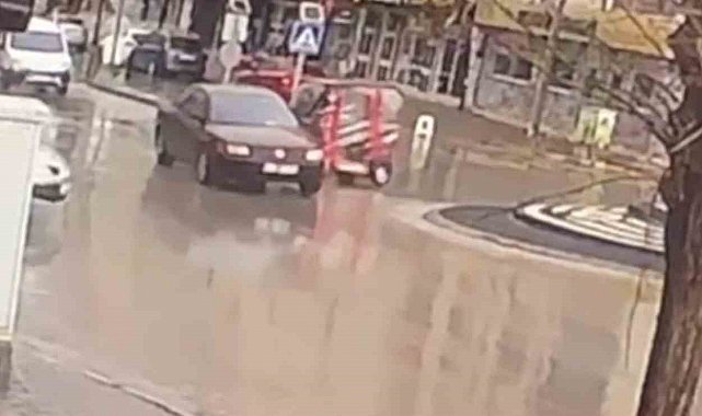 Otomobille çarpışan üç tekerlekli elektrikli bisiklet devrildi: 1 yaralı