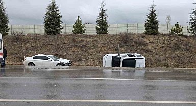 Otomobille hafif ticari aracın çarpıştığı kazada 6 kişi yaralandı