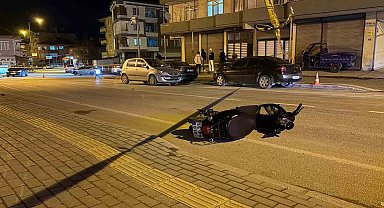 Otomobille motosiklet çarpıştı: 1 ağır yaralı