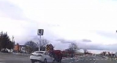 Otomobille traktör çarpıştı: 2 yaralı