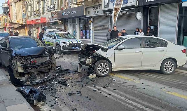 Otomobiller kafa kafaya çarpıştı, 1 yaralı