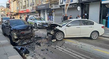 Otomobiller kafa kafaya çarpıştı, 1 yaralı