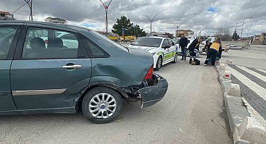 Otomobillerin çarpıştığı an kameraya yansıdı: 1 yaralı