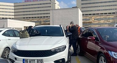 Otoparkta panik dolu anlar... Araçta kilitli kalan çocuk cam kırılarak kurtarıldı