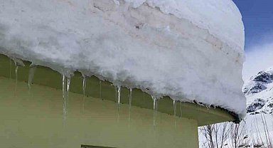 Ovacık'ta kar kalınlığı 2 metreyi buldu, evler kardan kayboldu