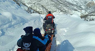 Ovacık'ta karla mücadelede zamanla yarış: 2 hastaya zorlu şartlarda müdahale