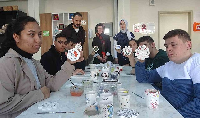 Özel öğrencilerden çini sanatına renkli dokunuş