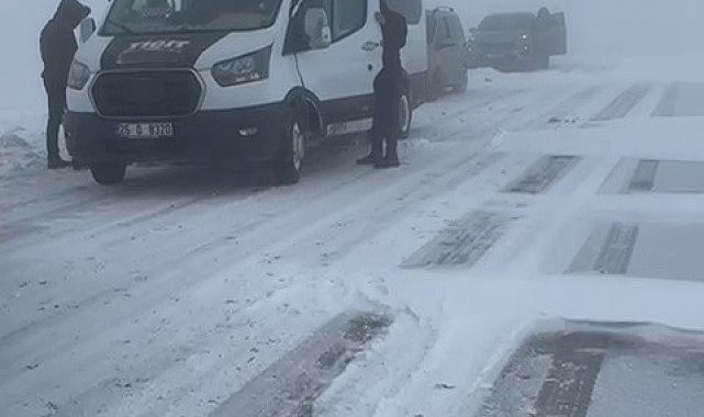Palandöken geçidinde kar ve tipi nedeniyle onlarca araç mahsur kaldı