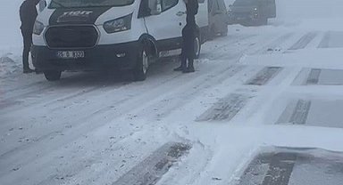Palandöken geçidinde kar ve tipi nedeniyle onlarca araç mahsur kaldı