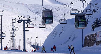 Palandöken'de kayak keyfi sürüyor