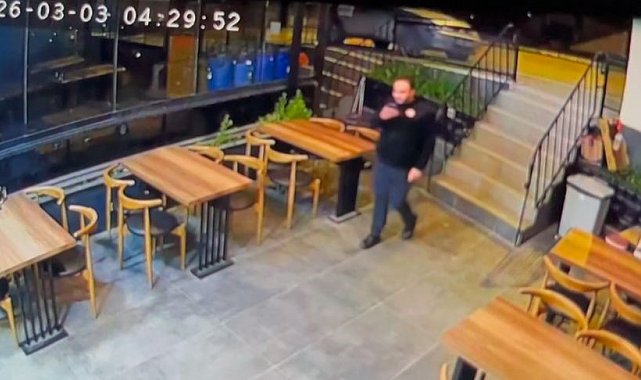 Park ettiği otomobil bir anda geri kaçtı, direğe çarparak durabildi