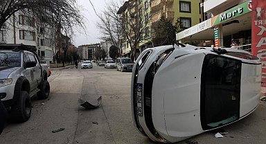 Park halindeki araca çarpan otomobil devrildi