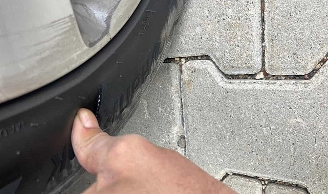Park halindeki aracın lastikleri kesildi