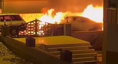 Park halindeki lüks otomobil alev alev yandı