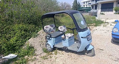 Park halindeki otomobil yola çıkarken elektrikli bisiklete çarptı