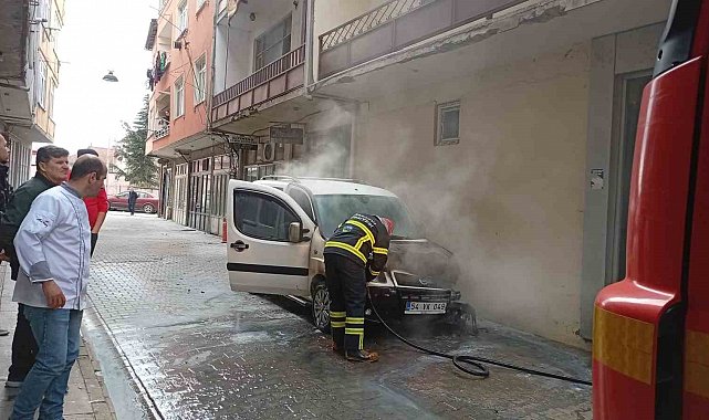 Park halindeki otomobilde çıkan yangın söndürüldü