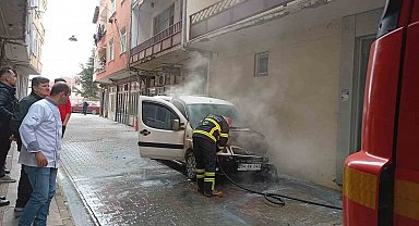 Park halindeki otomobilde çıkan yangın söndürüldü