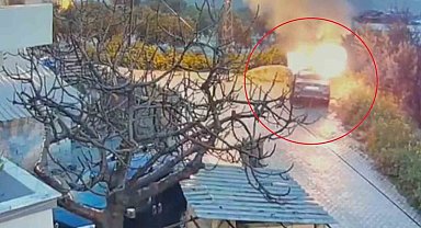 Park halindeki otomobili benzin döküp kundaklamak isterken kendini yaktı