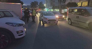 Park halindeki otomobilin açılan kapısına çarpan motosikletli yaralandı