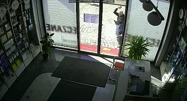 Parke taşıyla eczanenin camını kırdı, ayçiçeği yağıyla kundaklamak istedi