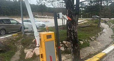 Pelitözü Gölpark girişindeki turnikelere kamyon çarptı