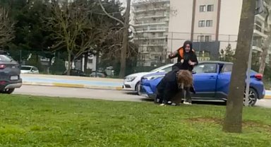 Pendik'te iki sürücü arasında yol kavgası çıktı: Kimseye aldırmadan yerlerde sürükledi
