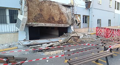 Pendik'te okulun giriş saçağı çöktü: Facianın eşiğinden dönüldü