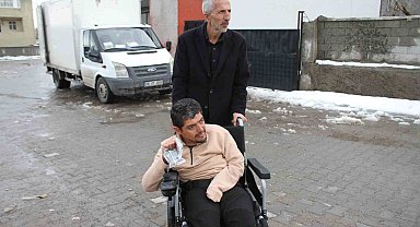 Polis memurunun hediyeleri engelli gencin yüzünü güldürdü